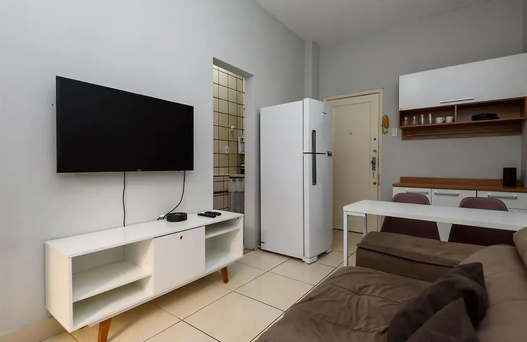 Quarto e sala perto da praia de Copacabana e metrô-1